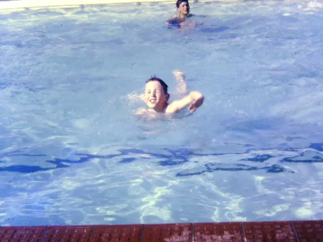Tragic pool incidents in Bavaria: man and child succumb to drowning accidents